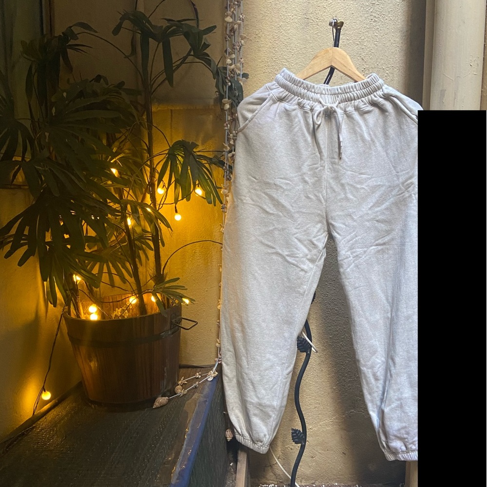 Woman’s Cinch Bottom Sweatpants. Size -M-L - Picture 4 of 16